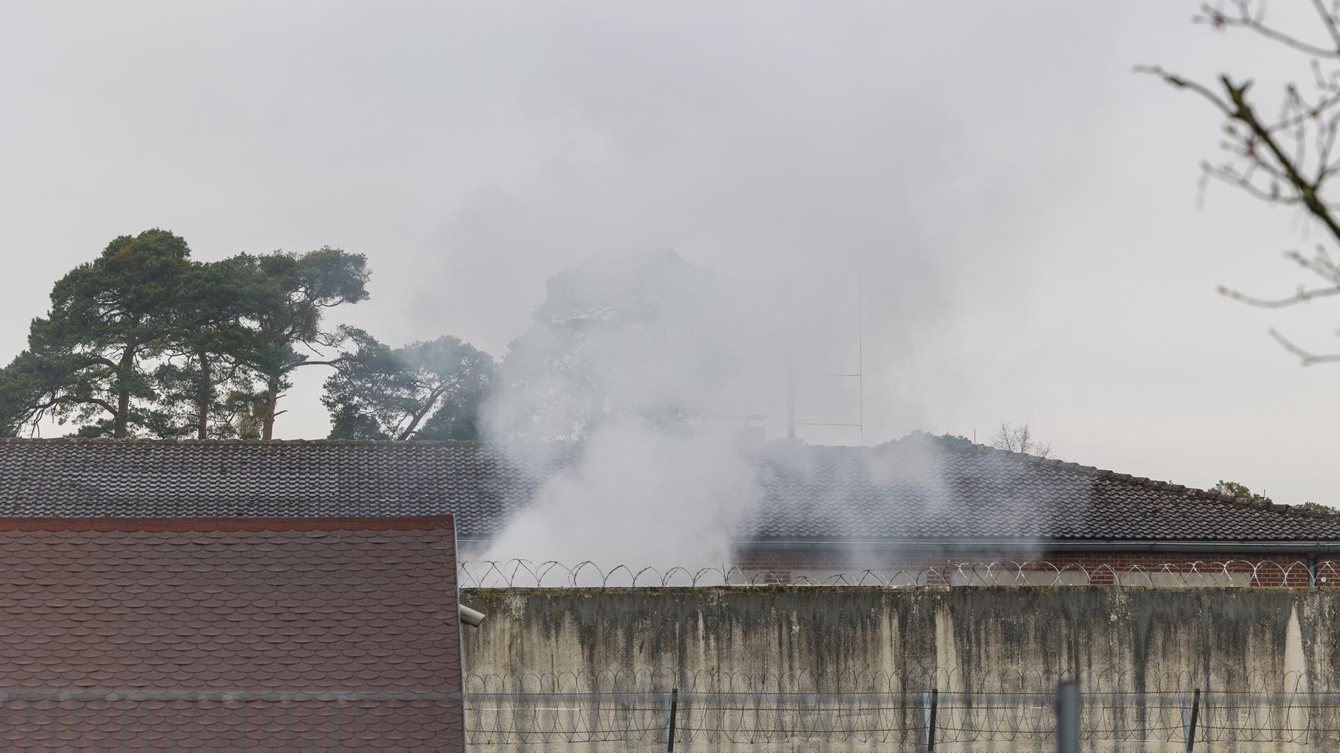 Feuer Brand in TV Studios in Hürth Efferen Feuerwehr in der Nacht im