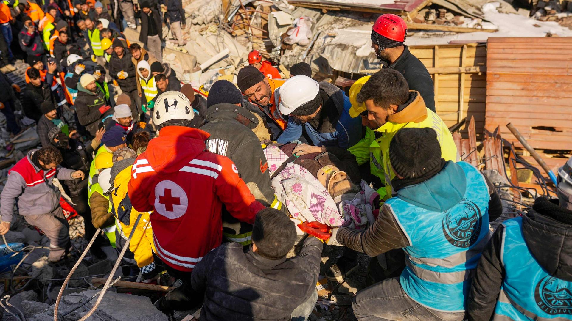 Erdbeben In Der T Rkei Und Syrien Flaggen Auf Halbmast Und Spenden F R