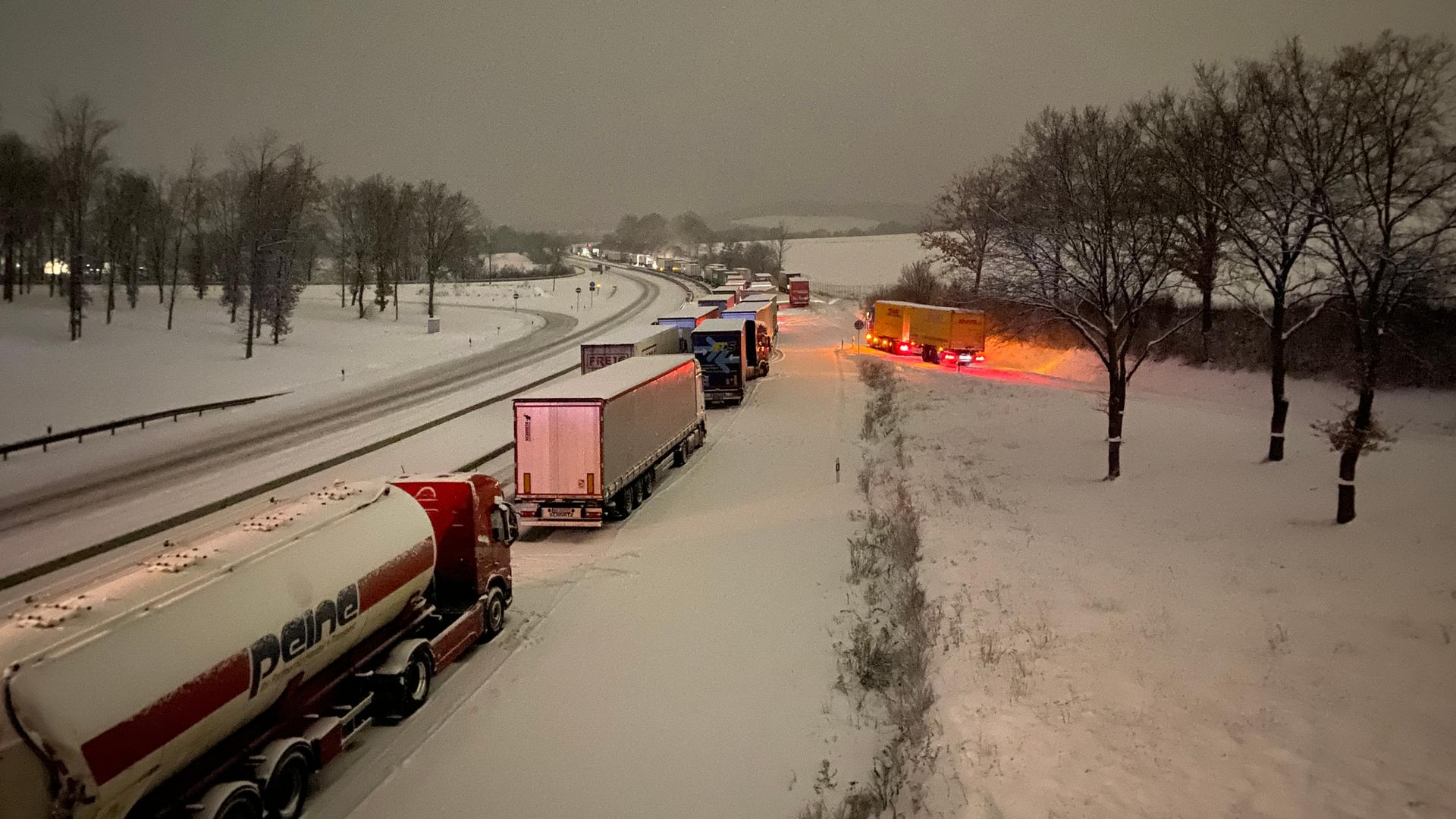 Vereiste Fahrbahnen Lkw Blockieren Autobahnen In Hessen Video