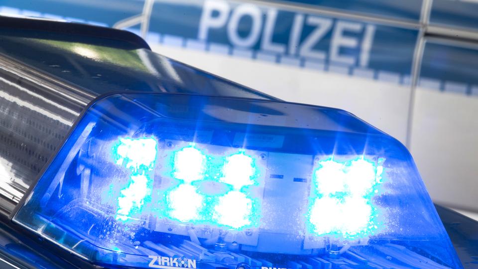 Auto fährt in Teenager-Gruppe, Opfer werden ausgeraubt - hessenschau.de