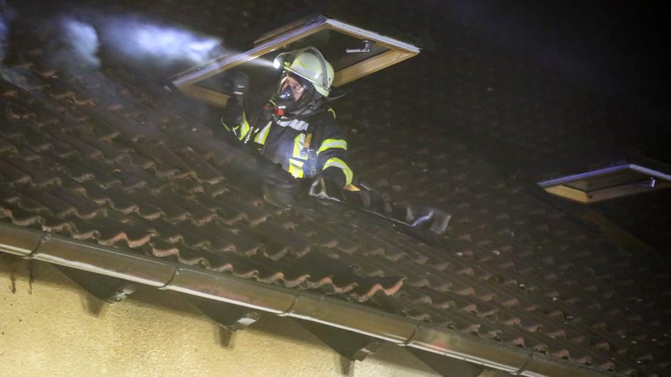 Hund Bellt Und Rettet Bewohner Hoher Schaden Bei Wohnhausbrand In