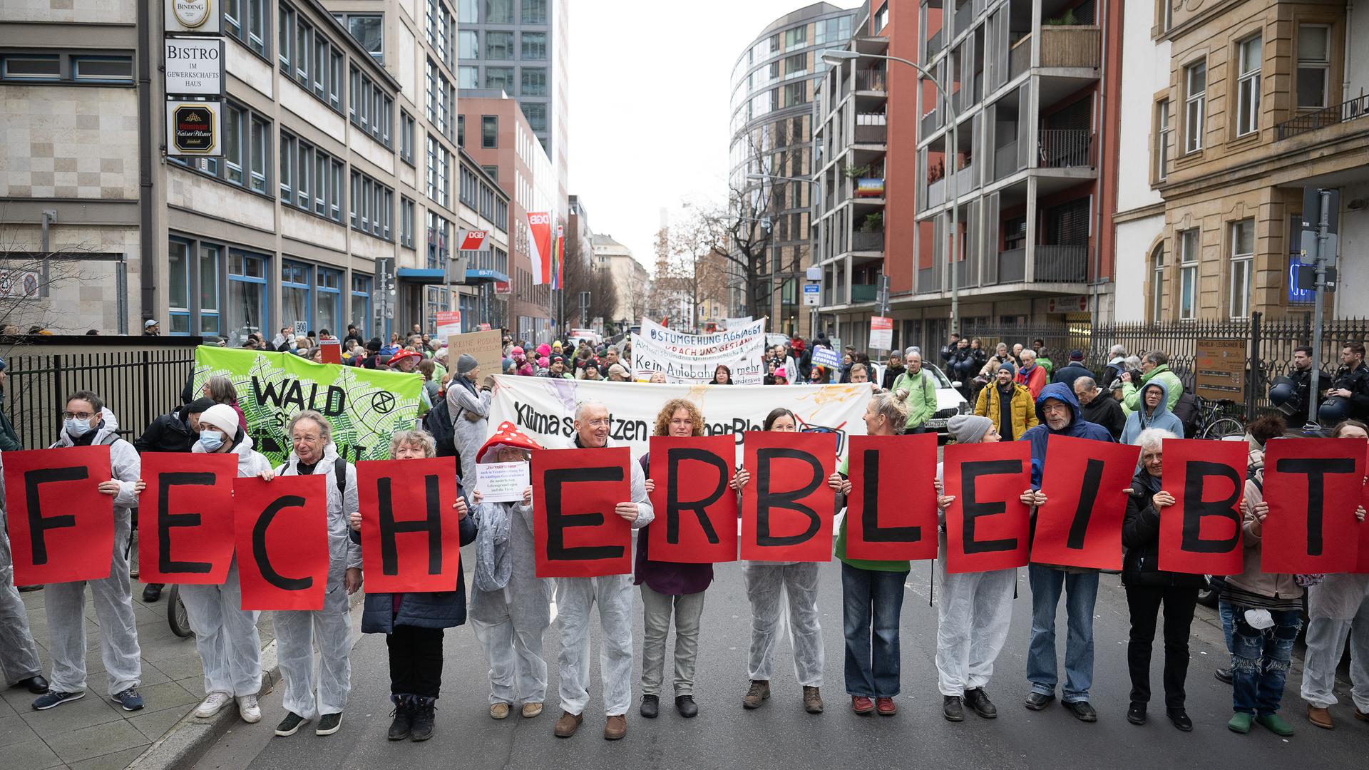 Vor Geplanter Rodung Im Fechenheimer Wald Hunderte Demonstrieren Gegen