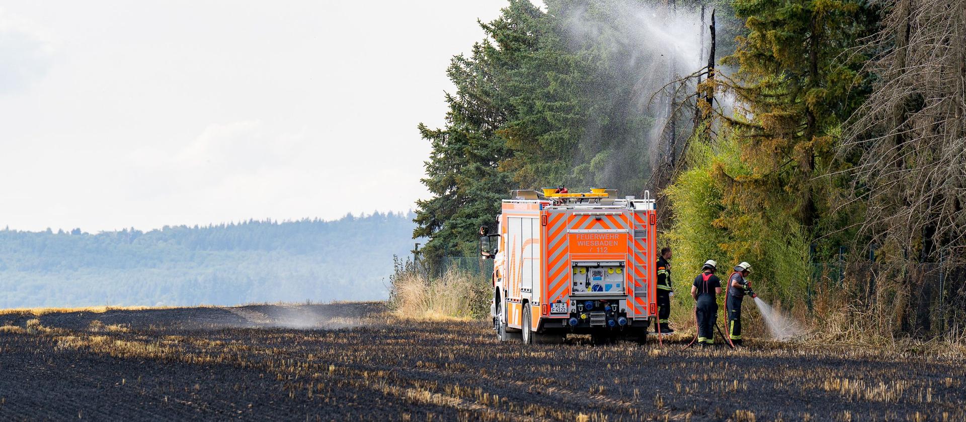 Feuerwehr Rettet Mutter Und Kind In Wiesbaden Vor Feldbrand