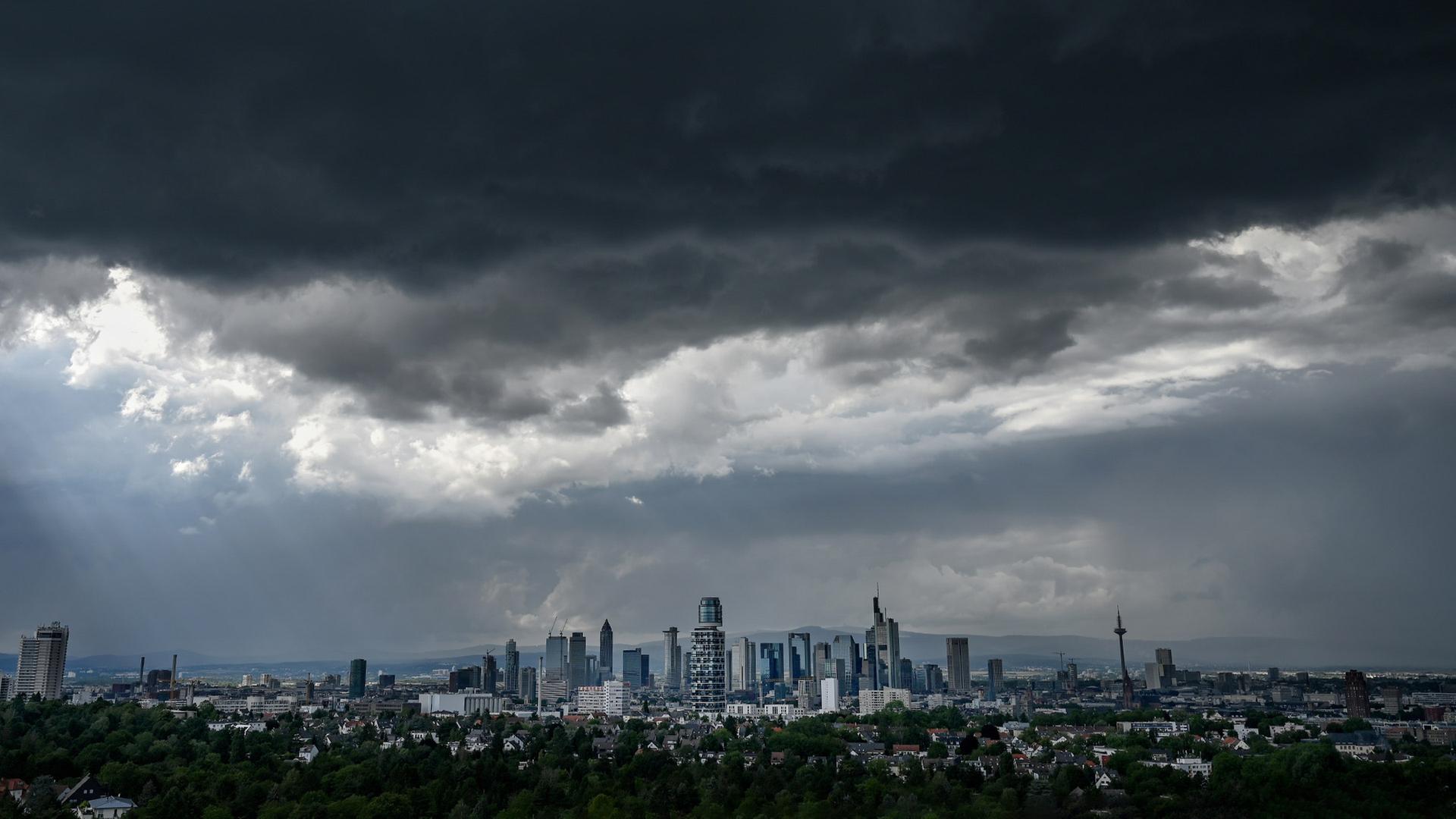 Schwere Gewitter Und Starkregen In Hessen Erwartet Hessenschau De