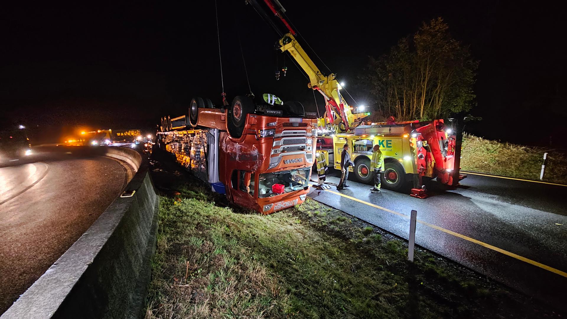 Unfall Bei Kassel Lkw Kippt Auf A49 Um Und Landet Auf Dem Dach Video