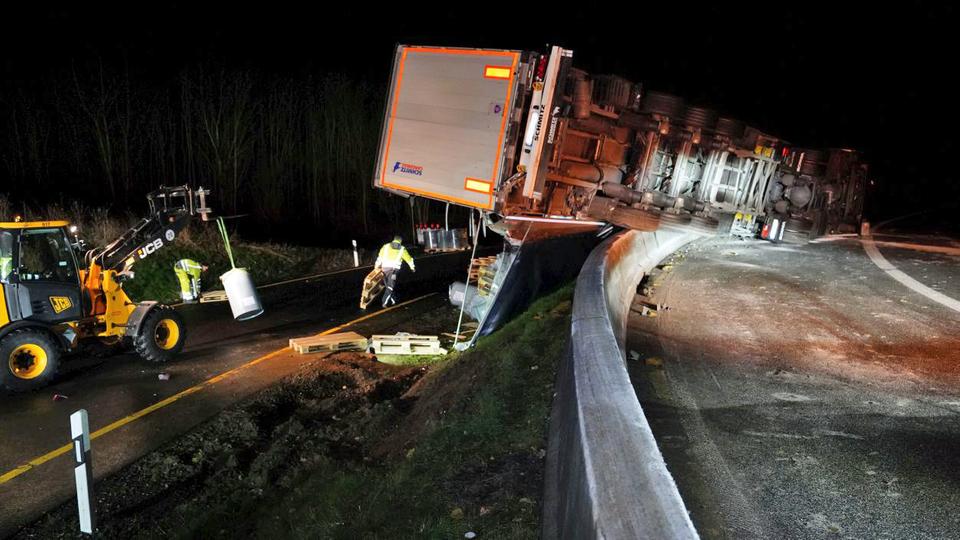 Lkw Unfall Auf A Bei Kassel Wiesbaden Polizei Rollt Cold Case