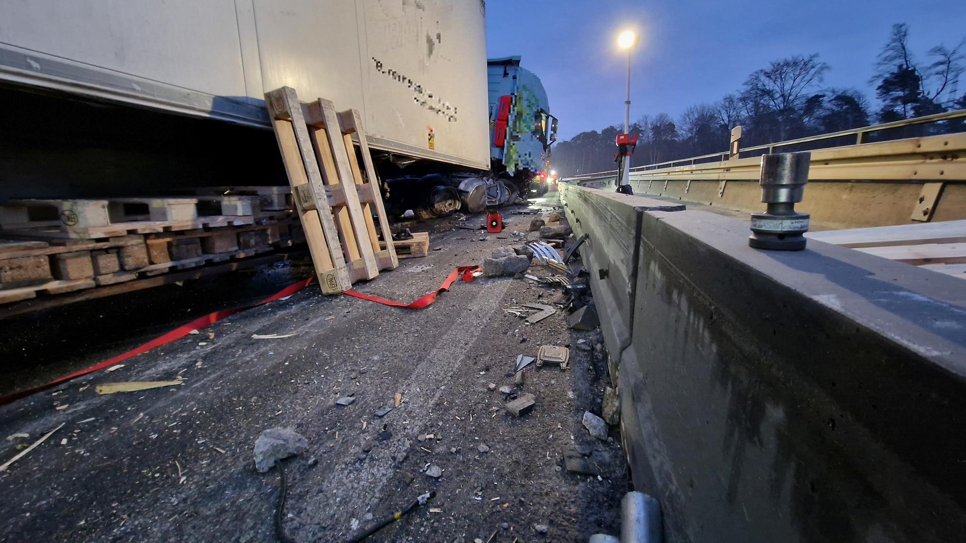 Betrunkener Lkw Fahrer Besch Digt Br Cke Euro Schaden