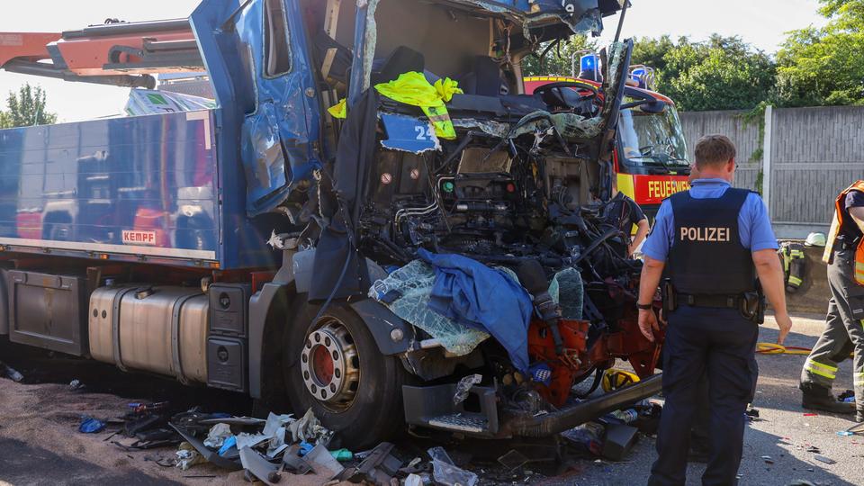 Lkw Unfall Bei Gr Nberg Sorgt F R Langen A Stau Video Hessenschau