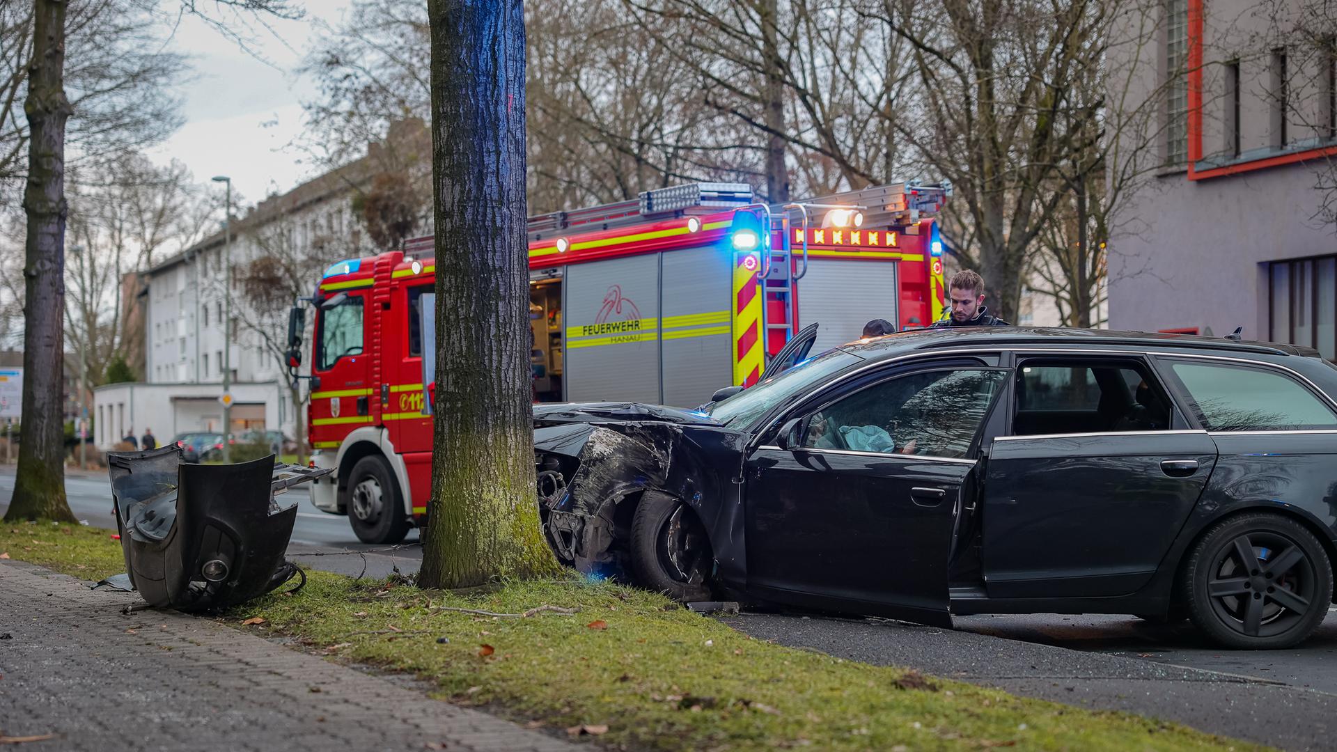 Zu Schnell Auto F Hrt In Hanau Frontal Gegen Baum Hessenschau De