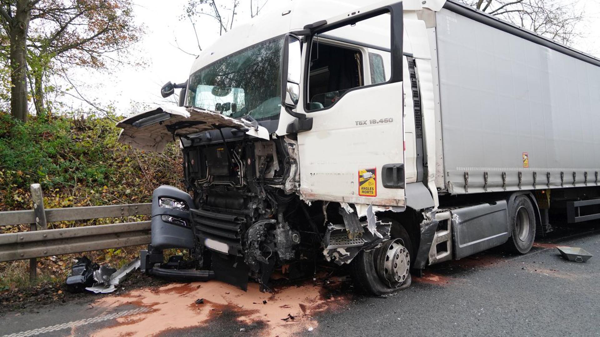 Tödlicher Unfall auf B252 bei Bad Arolsen Auto prallt frontal gegen