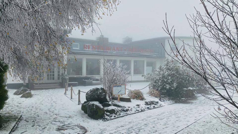 Wintereinbruch In Hessen Erster Schnee Der Saison Auf Der Wasserkuppe