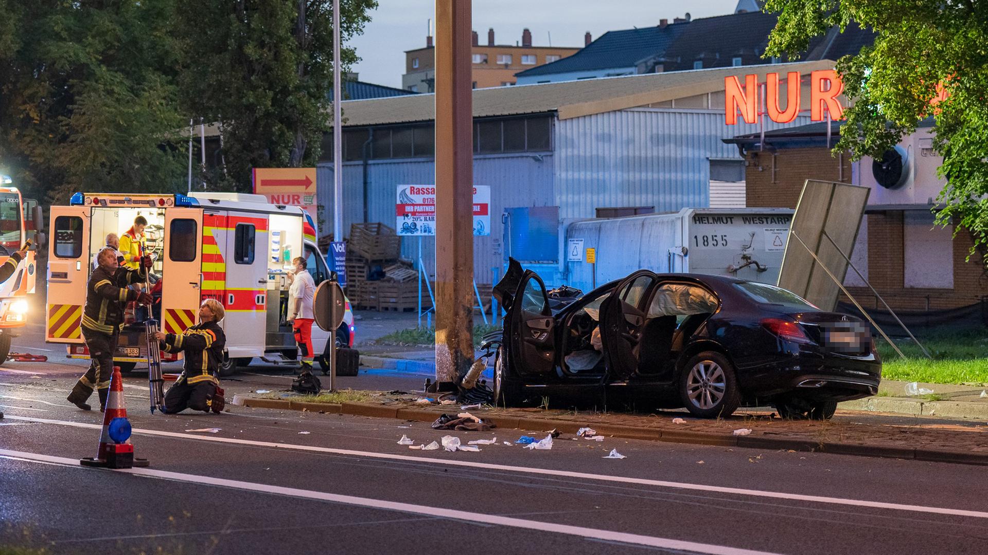 Auto Prallt In Wiesbaden Gegen Laterne Zwei Verletzte Hessenschau