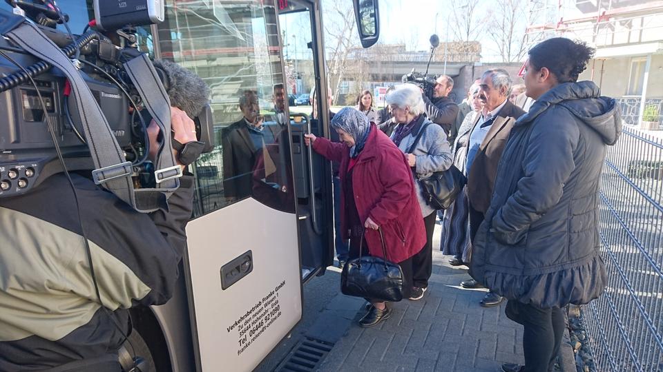 Mit dem Reisebus zum "Nein"-Sagen nach Frankfurt - hessenschau.de