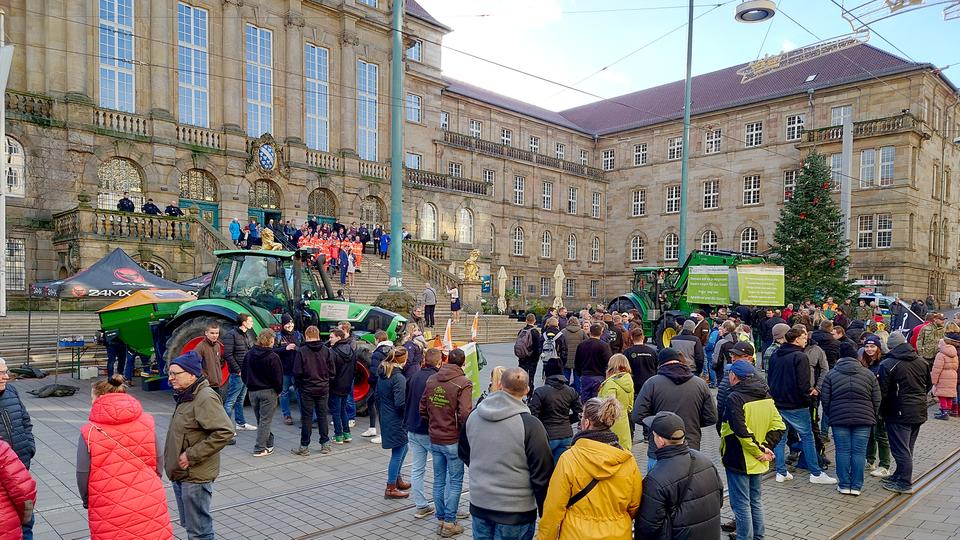 100 Landwirte Protestieren Mit 80 Traktoren In Kassel Hessenschau De