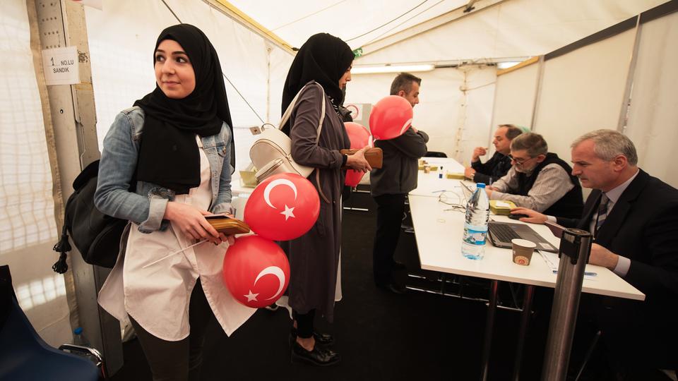Türkei-Referendum: Hohe Wahlbeteiligung auch in Frankfurt - hessenschau.de