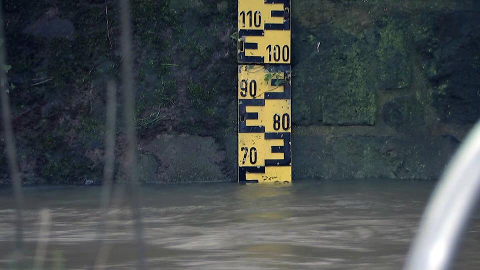 Hochwasser In Hessen Lage Angespannt Mann Mit Schlauchboot Gerettet