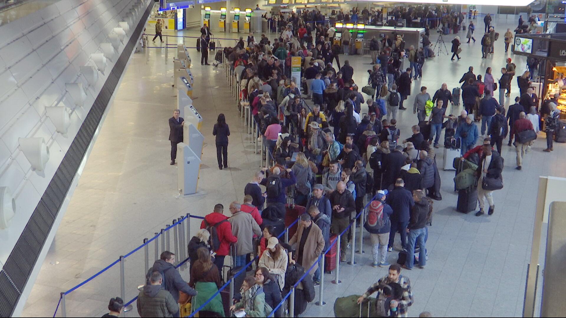 Warnstreik Am Frankfurter Flughafen Viele Fl Ge Fallen Aus Video