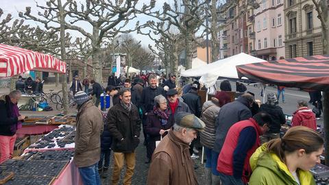 Flohmarktbesucher am Frankfurter Schaumainkai