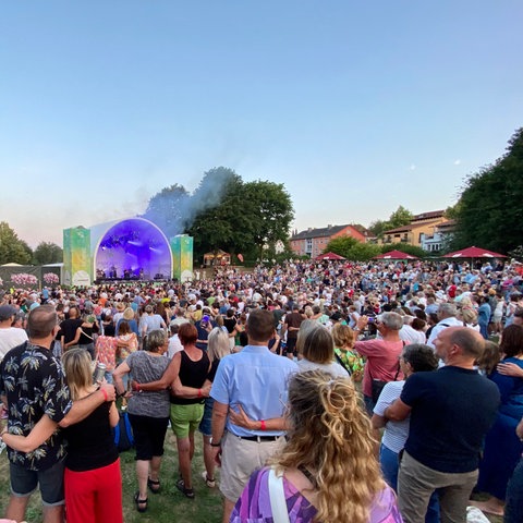 Zuschauer bei Konzert der Landesgartenschau in Fulda 