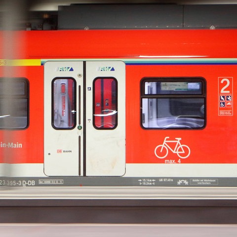 Eine S-Bahn mit Bewegungsunschärfe: Auf dem Fenster steht "Zeit zum Surfen".