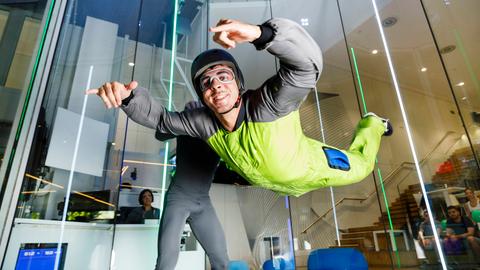 Mann beim Indoor Skydiving.