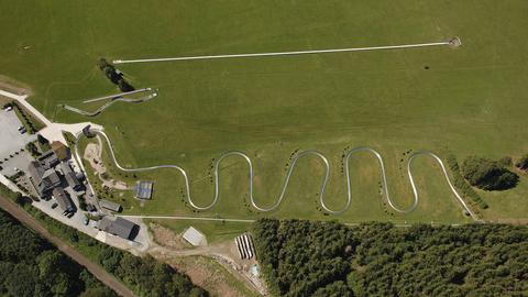 Ein Luftbild der Sommerrodelbahn in Willingen zeigt die elf Kurven.