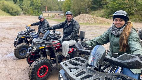 Auf dem Männerspielplatz in Großalmerode bei einer Outdoor-Quad Tour mit Tour-Leitern Carolyn Jeziorek und Frank Anacker.