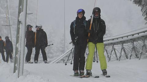 Menschen auf Skiern