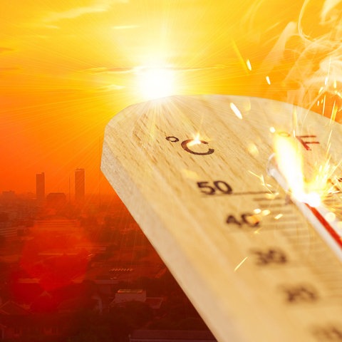 Explodierender Thermometer, Glas zerspringt vor Städtelandschaft