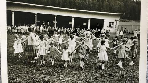 Spielende Kinder in einem "Verschickungsheim"