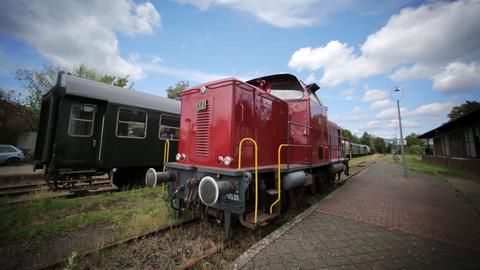 Diesellok der der "Nassauischen Toristik-Bahn im Bahnhof Wiesbaden-Dotzheim