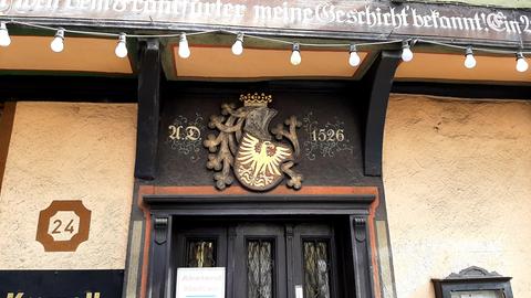 Der goldene Adler über dem Eingang der "Krawallschachtel", einer Kneipe in der Alten Gasse in Frankfurt