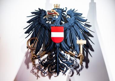 Österreichs Adler mit Hammer und Sichel und einer zerbrochenen Kette 