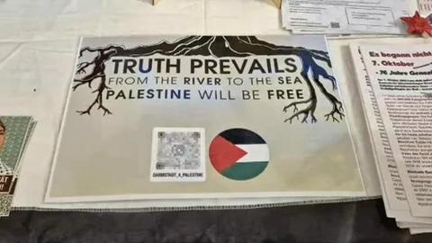 Plakat mit der Aufschrift "From the River to the Sea". Mit diese Parole wird nach Überzeugung vieler die Auslöschung Israels gefordert. 