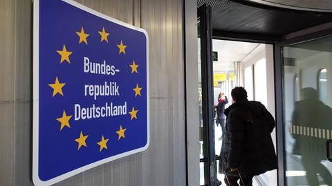 Schild mit "Bundesrepublik Deutschland" am Flughafen