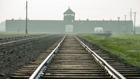 Ein Blick auf die Bahngleise, die zum KZ Auschwitz führen.