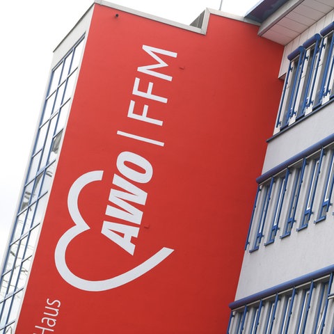 Das Bürogebäude des AWO Kreisverbandes in Frankfurt. An der roten Hauswand steht in großen Lettern "AWO FFM".