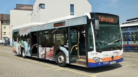 Ein Linienbus auf einem Parkplatz