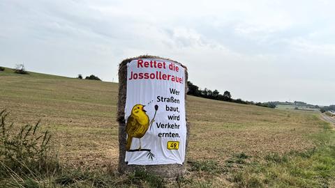 Protestschild auf Wiese