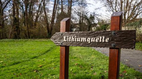 Hinweis im Kurpark von Bad Salzhausen zur Lithiumquelle, einer Mineralquelle mit erhöhtem Gehalt an Lithium. 