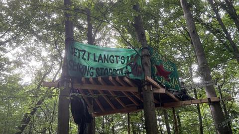 Aktivisten haben diese Protestplattform im Langener Bannwald angebracht.