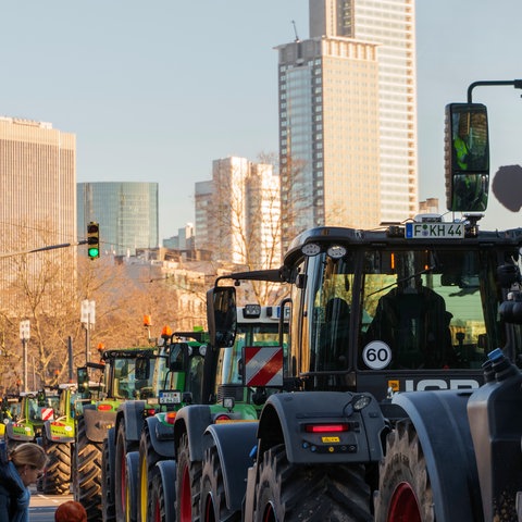 Bauern protestieren mit ihren Traktoren auf der Wiesbadener Straße in Frankfurt in beiden Richtungen.