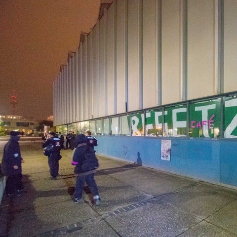 Die Polizei hat die Besetzung der ehemaligen Kunst-Bibliothek an der Uni Frankfurt seit Samstag beobachtet.