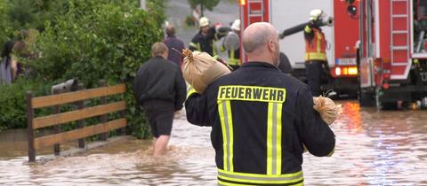 Feuerwehren Bei Unwetter In Hessen Im Dauereinsatz Hessenschau De Panorama