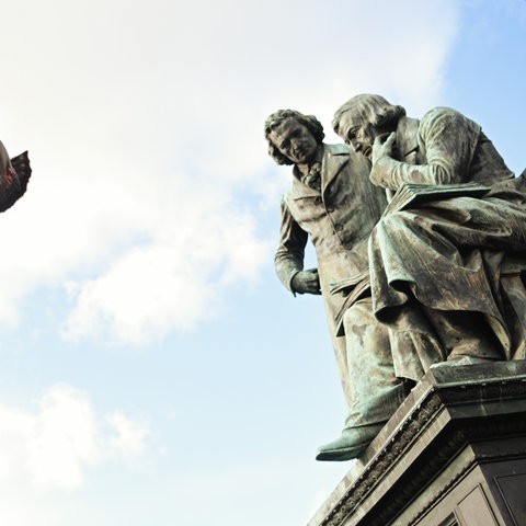 Brüder Grimm Denkmal am Marktplatz in Hanau