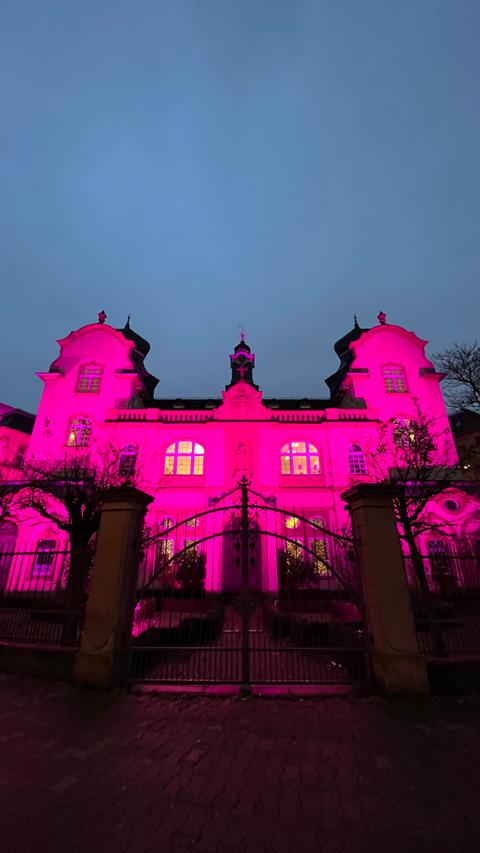 Illuminiertes Bürgerhospital in Frankfurt