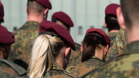 Soldatinnen und Soldaten der Bundeswehr in Uniform