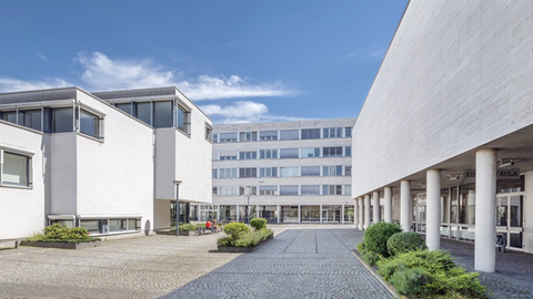 Ensemble der Gebäude des Campus Dieburg mit Bibliothek, Hauptgebäude und Aula