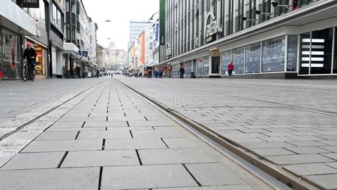 Wie leergefegt wirkt die Fußgängerzone am Vormittag in Kassel. 