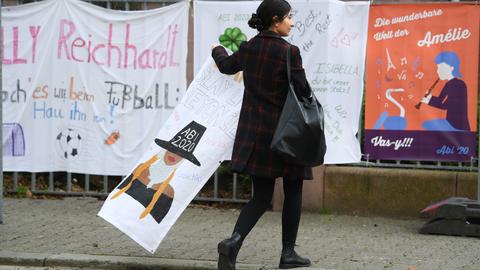 Eine Abiturientin vor der Frankfurter Musterschule auf der Suche nach einem Platz für ihr Abi-Plakat. Das Abitur fand in dieser Woche trotz Corona stat. Die Schulen waren angewiesen, die Prüfungsgruppen so klein wie möglich zu halten, am besten unter zehn Schülern.